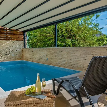 别墅 Luxury Lelu With Heated Saltwater Pool, Parking, High Speed Internet, Bbq, Žrnovnica