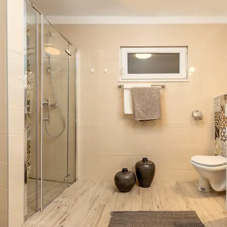 Luxury Lelu With Heated Saltwater Pool, Parking, High Speed Internet, Bbq, Вілла Zrnovnica